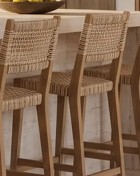 Detalle: taburetes de madera y esparto junto a una isla de piedra, imagen generada con IA